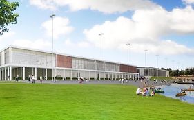 South Lake House - 300M To South Lake Leisure Centre
